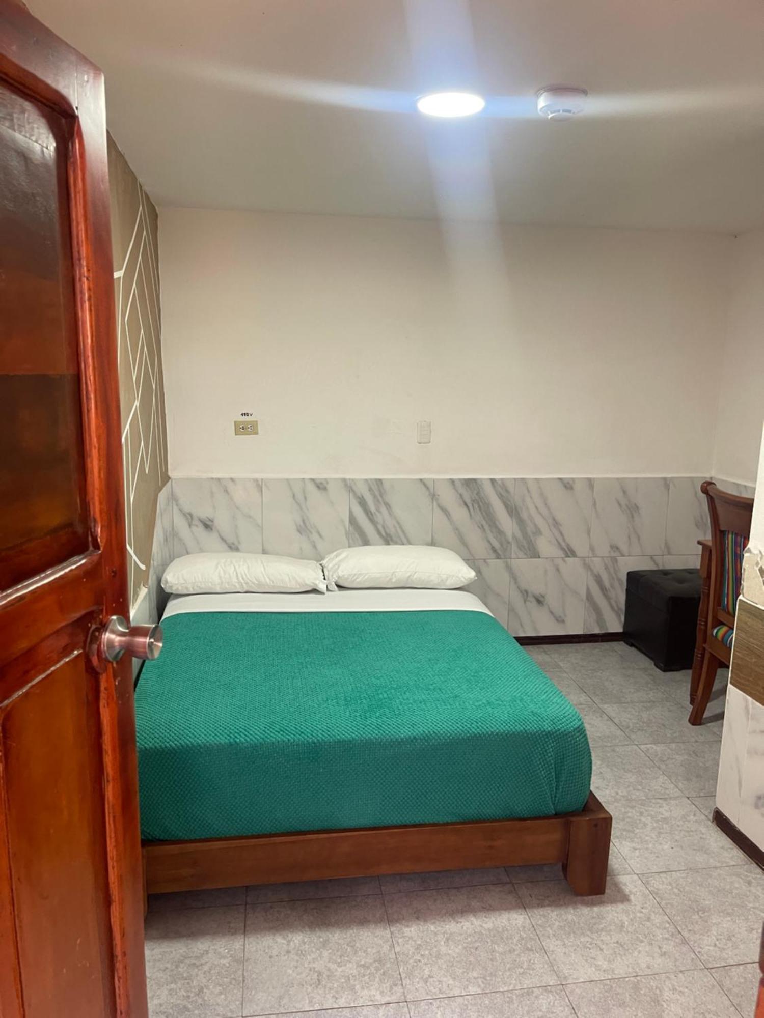 El Jardin Escondido Party Hostel Баньос Экстерьер фото